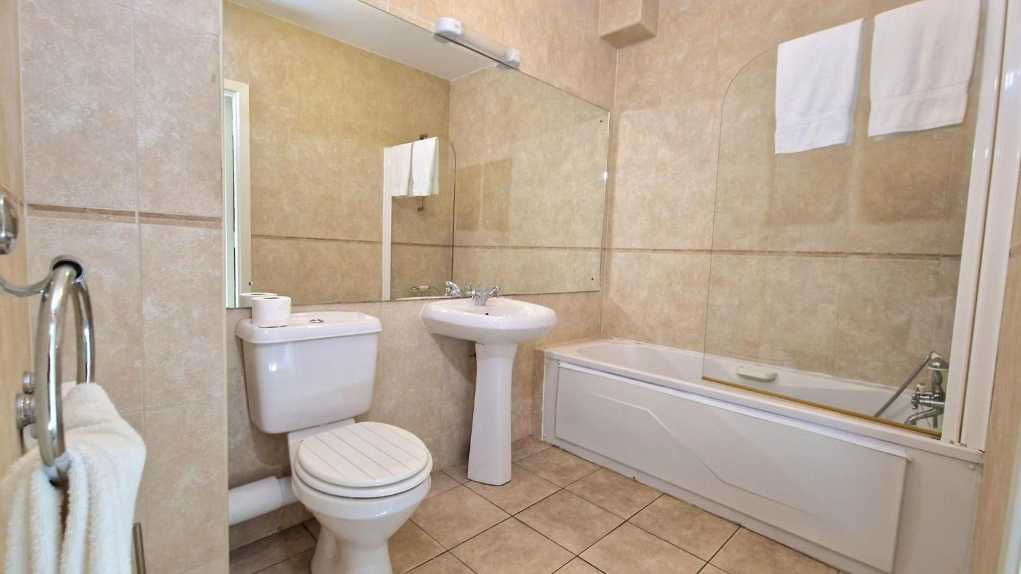 Cosy Two Bedroom Apartment Голвей Екстер'єр фото